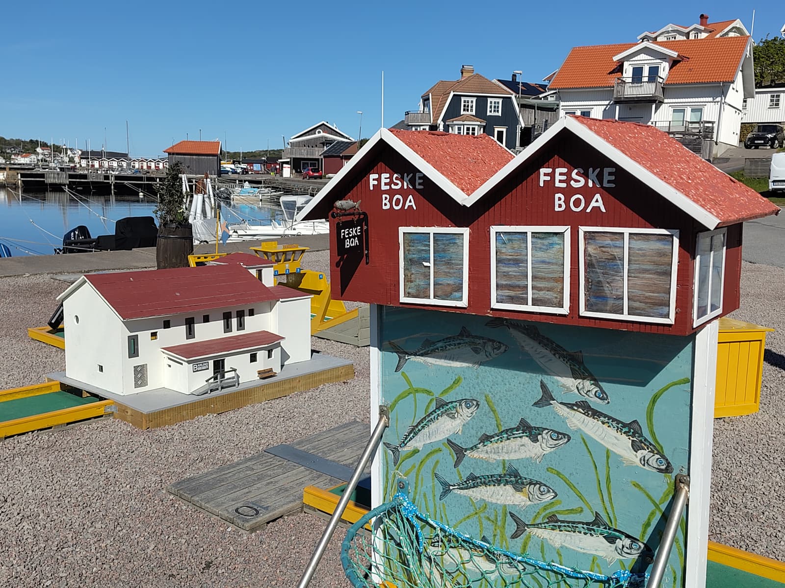 Minigolf vid Björkö Hamn: En Bohuslänsk Pärla för Små och Stora Puttar