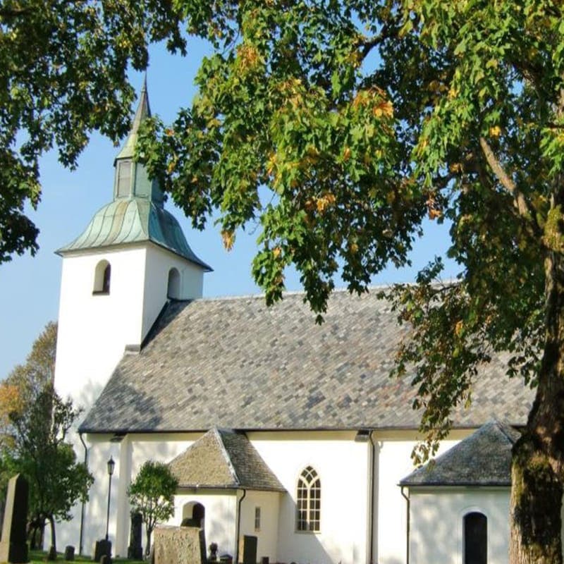 Visnums-Kils Kyrka: En Tidlös Pärla vid Vänerns Strand