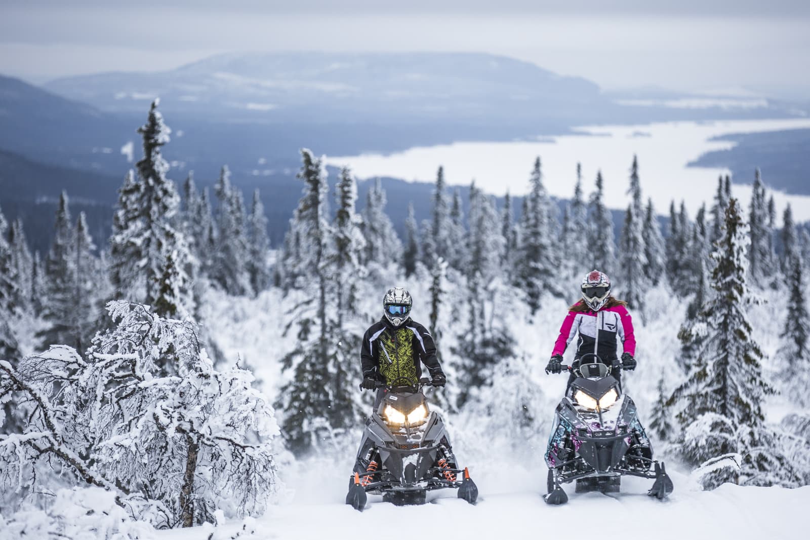 Snöskoteräventyr i Lofsdalen: Utforska Jämtlands Vinterparadis