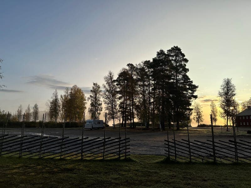 Husbilsparkering vid Värmeln: Lantliv med sjöutsikt