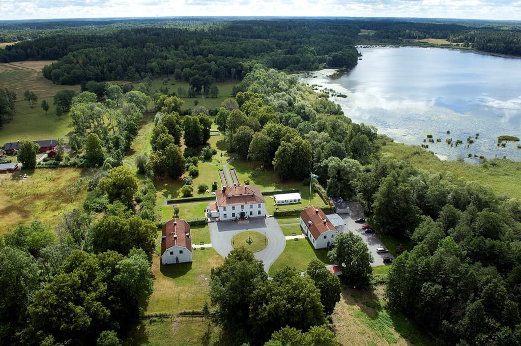 Noors Slott: Ett tidslöst trähantverk vid Mälarens rand