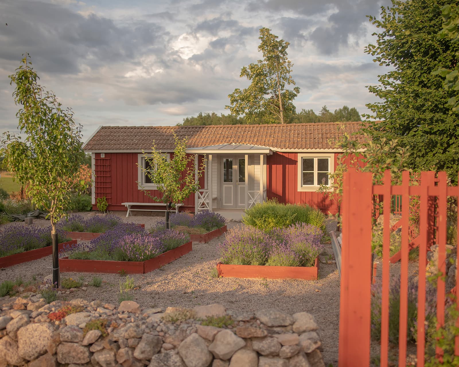 Mölebo Gård: En oas av tradition och lantliv vid Vätterns strand