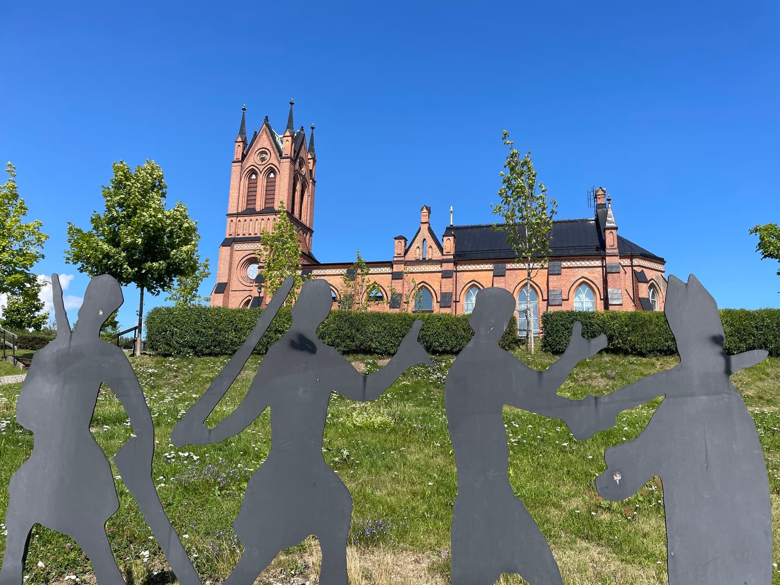 Trönö Nya Kyrka – Återuppbyggd i Ljus och Framtidstro
