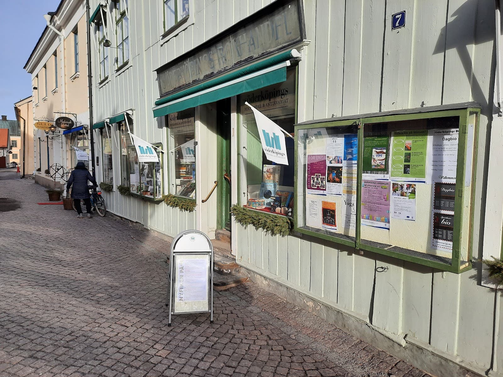 Söderköpings Smygvägar: Antikvariatets Skatter i Gammal Stad