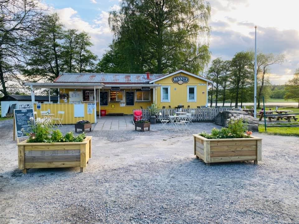 Prässebo Kiosk: En idyll vid sjön som omfamnar sommaren