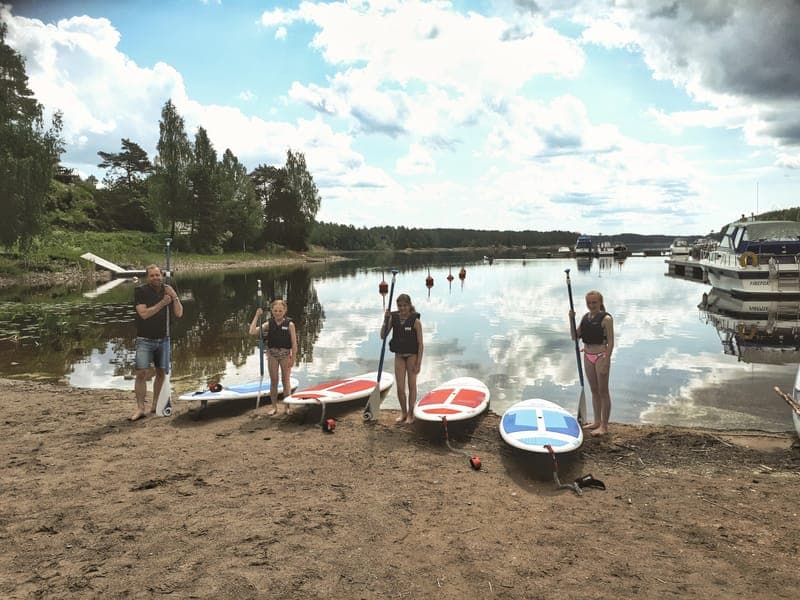 Stand Up Paddling vid Töcksfors: Lugn Vattenlek