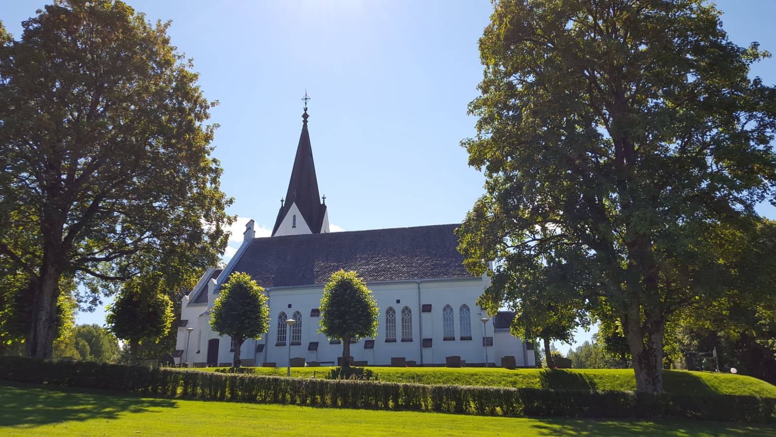 Edsleskogs Kyrkplats: Ruin och Samtidigt Kyrka