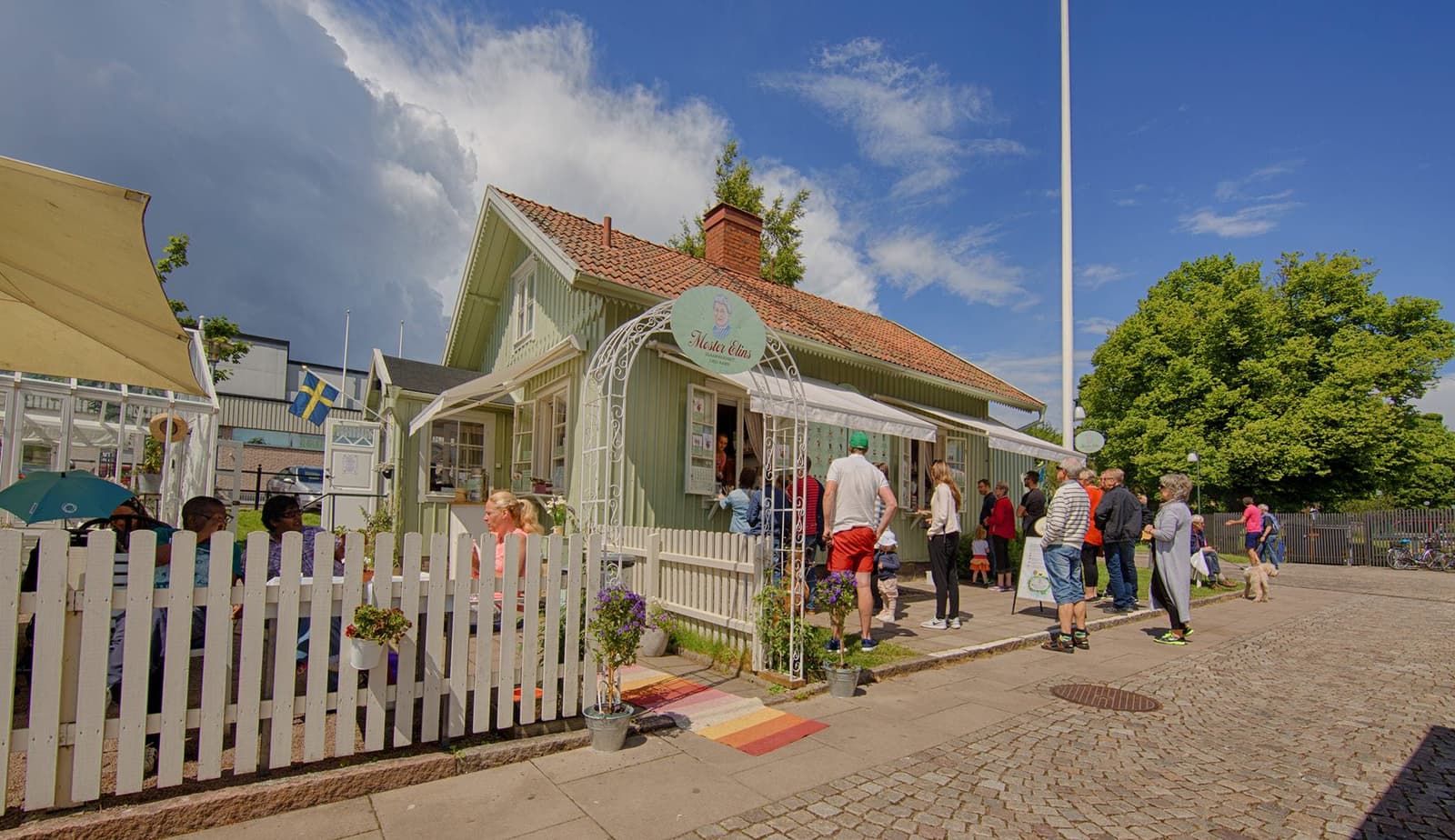 Moster Elins Glass: En söt oas vid Hjos historiska hamn