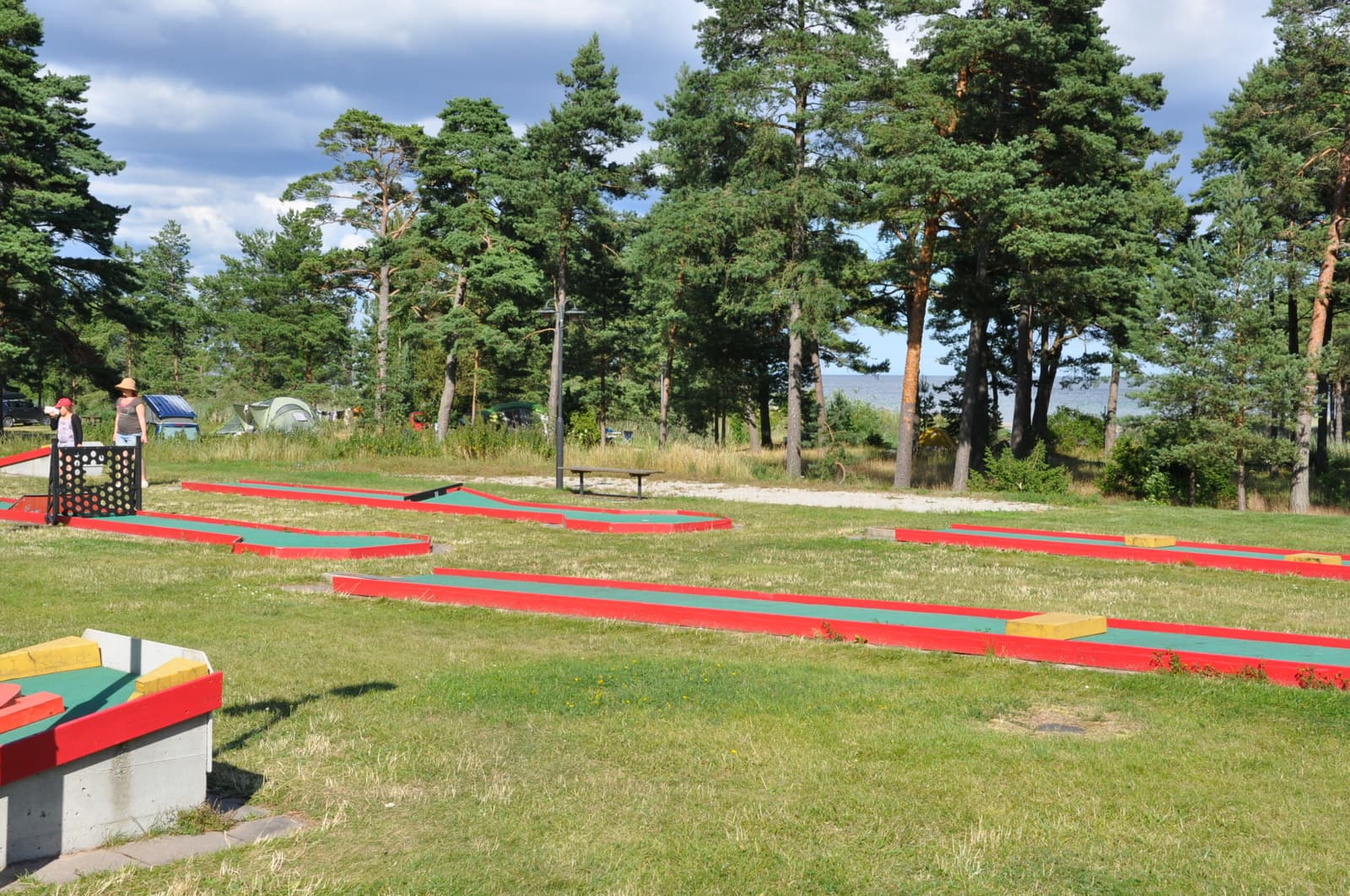 Slite Minigolf – En grön oas för lekfulla stunder på Gotland