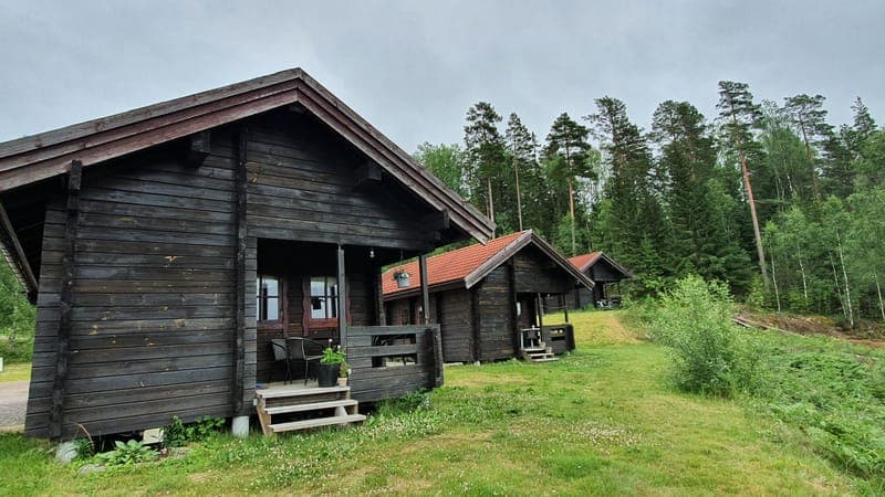 Timrade stugor nära golfbana och orörd natur i Årjäng