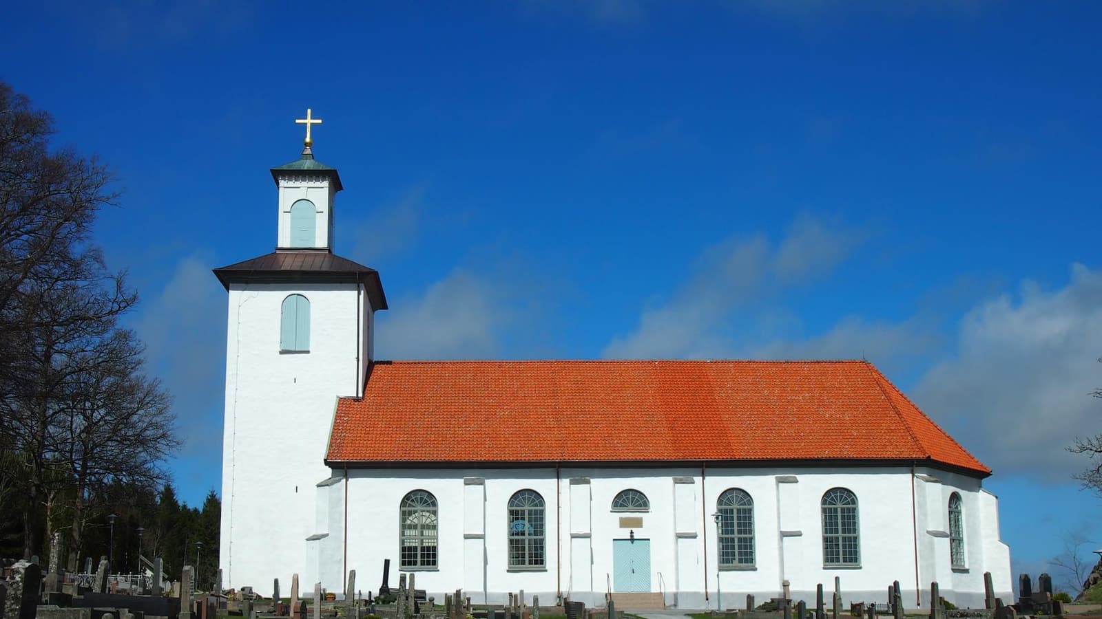 Tjörns uråldriga kyrkobyggnader: Öns själ under himlen