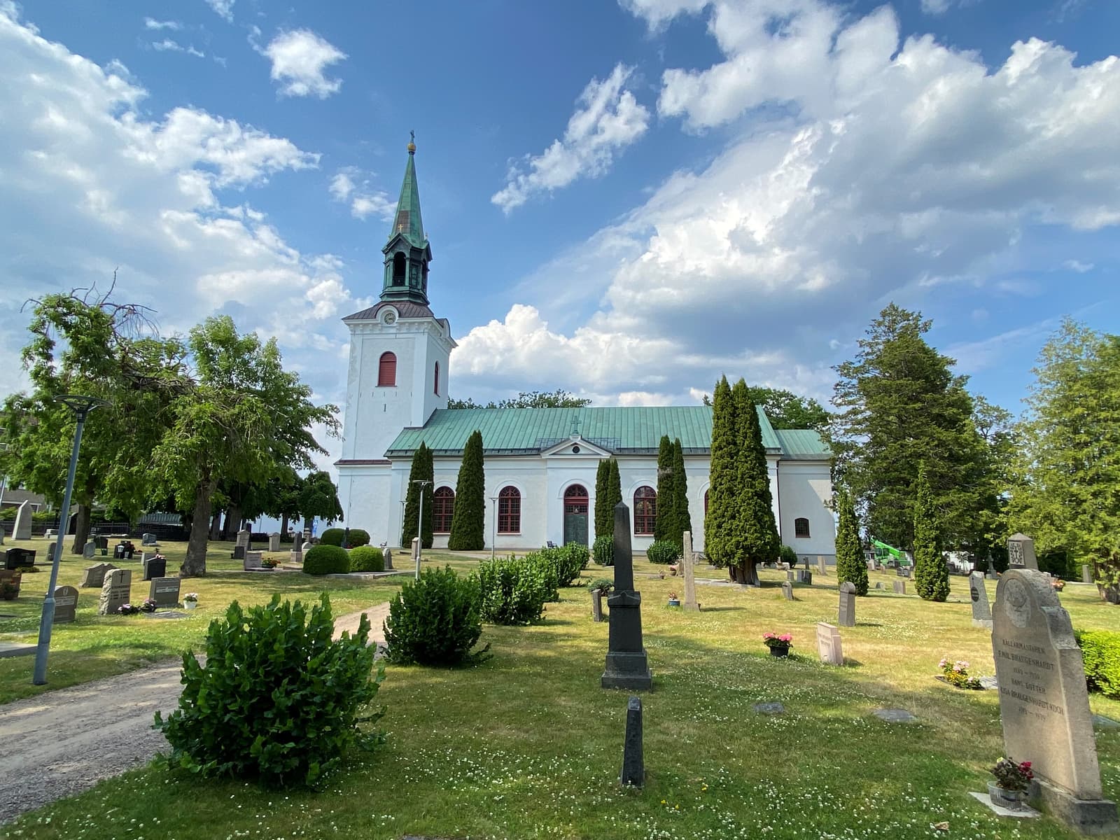 Tidaholms Kyrka: Stadens historiska centrum vid Tidan