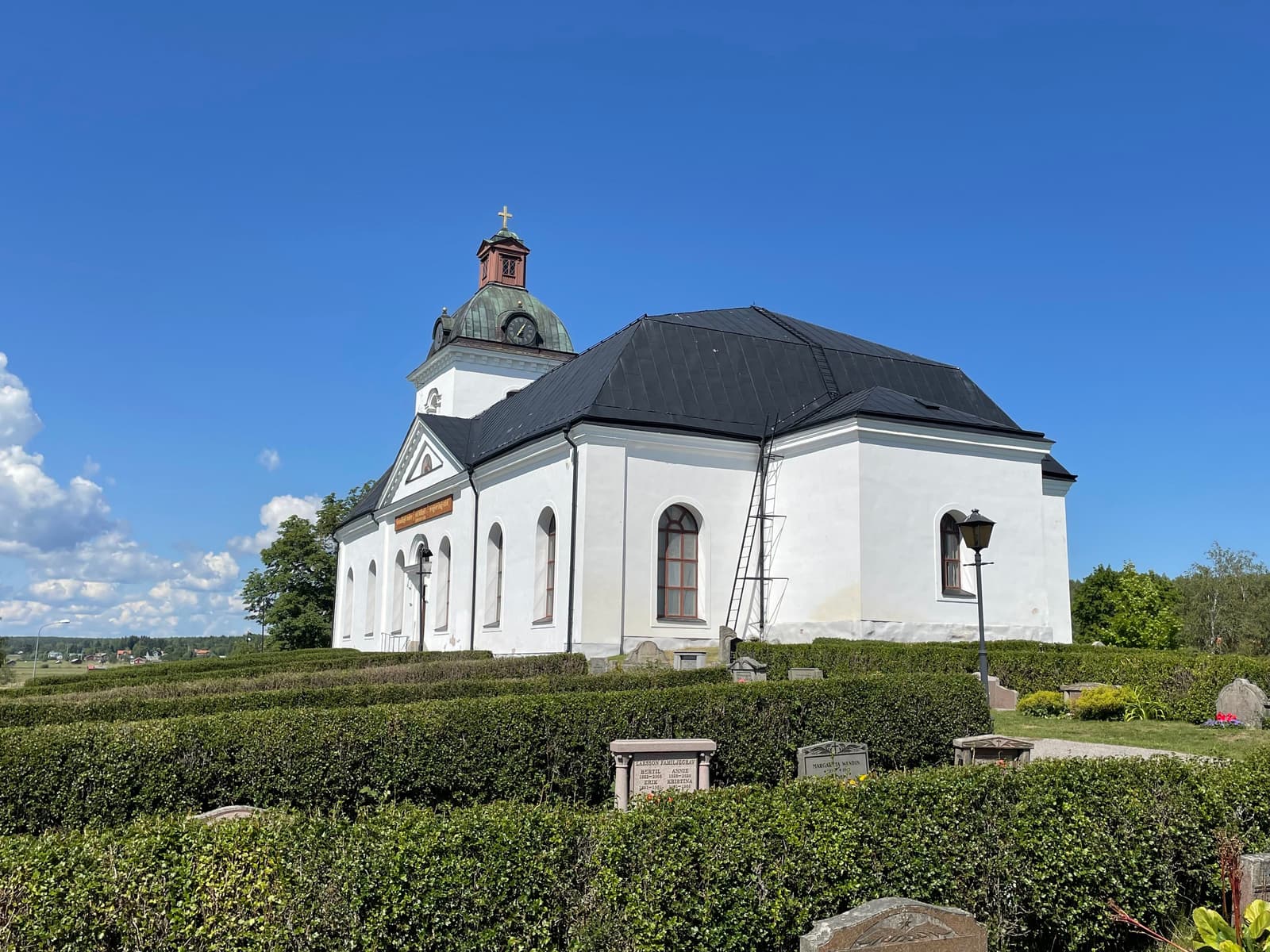 Norrala Kyrka och Runsten: En fascinerande historisk oas