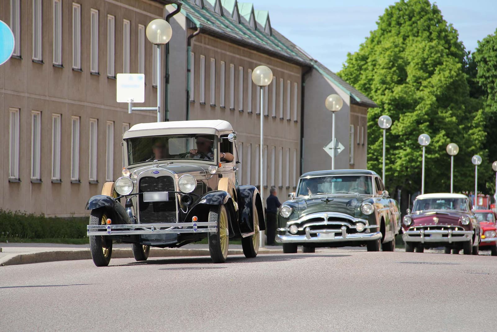 Retrovägen: En nostalgisk färd genom bilismens guldålder