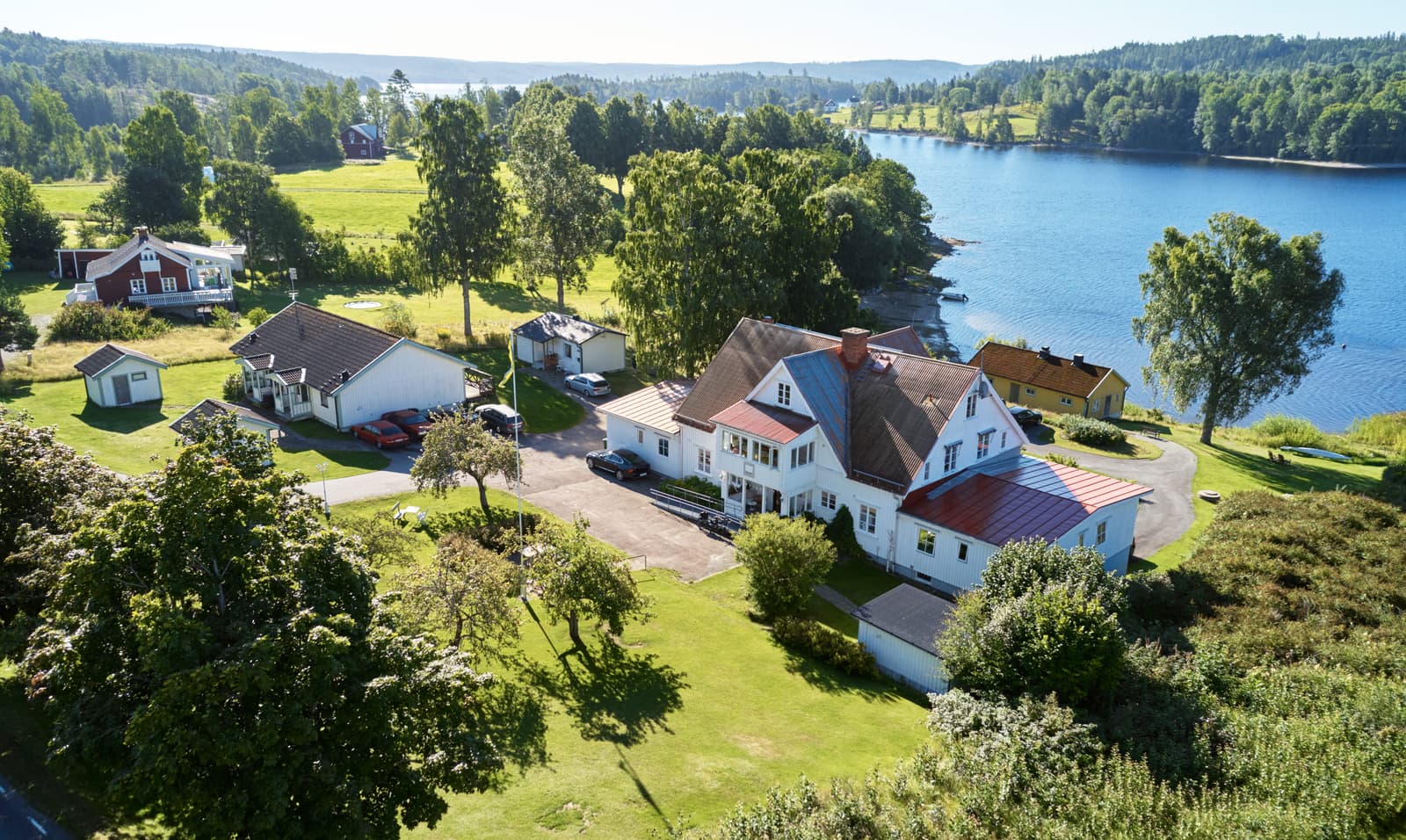 Vita Huset vid Stora Le: Lev i naturens takt vid sjöns kant