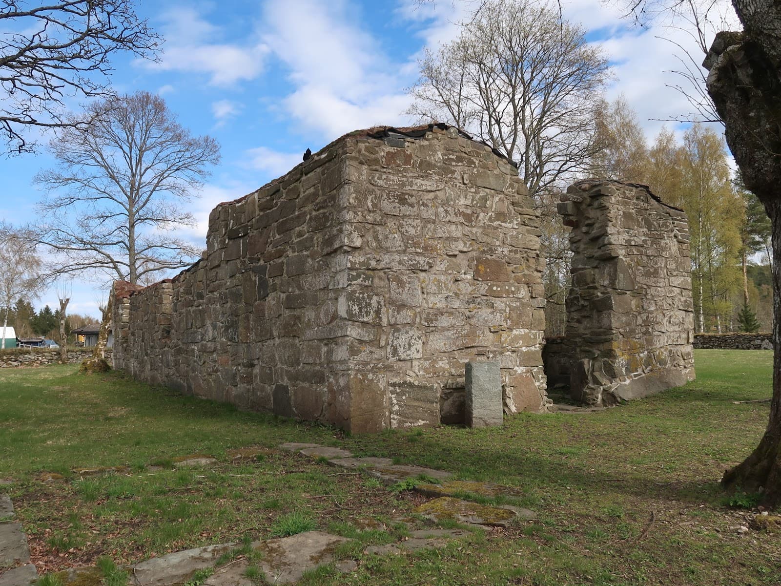 Skallsjö Kyrka: Arkitektur och ro vid sjö och skog