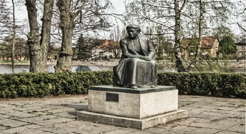 Hyllning till en Litterär Jätte – Selma Lagerlöf-statyn