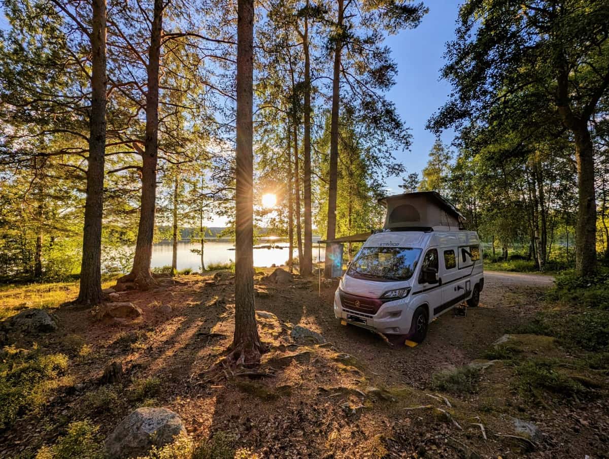 Husbil står på Glaskogens Vildmarkscamping