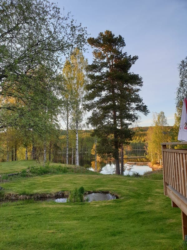 Husbilsparkering vid Tvällens Värdshus: Stillhet vid Värmlandssjöns kant