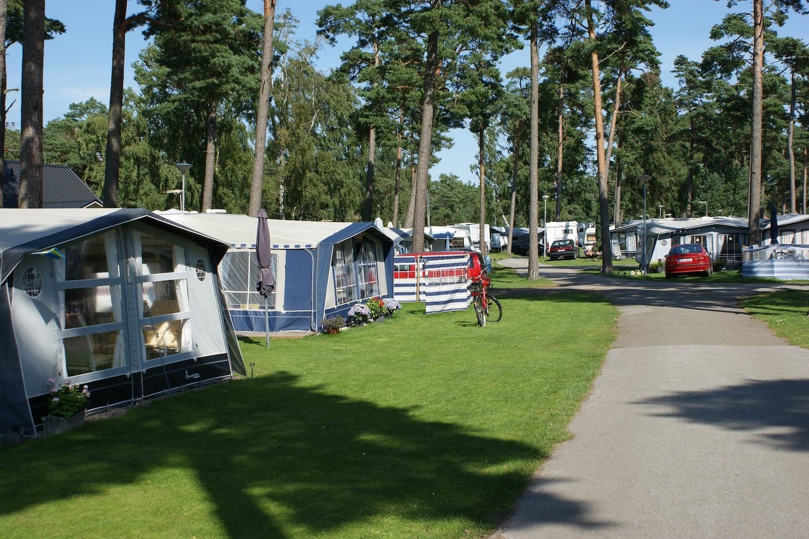 Ystad Camping: Skogens ro möter havets brus nära Ystad – en perfekt bas för avkoppling och äventyr