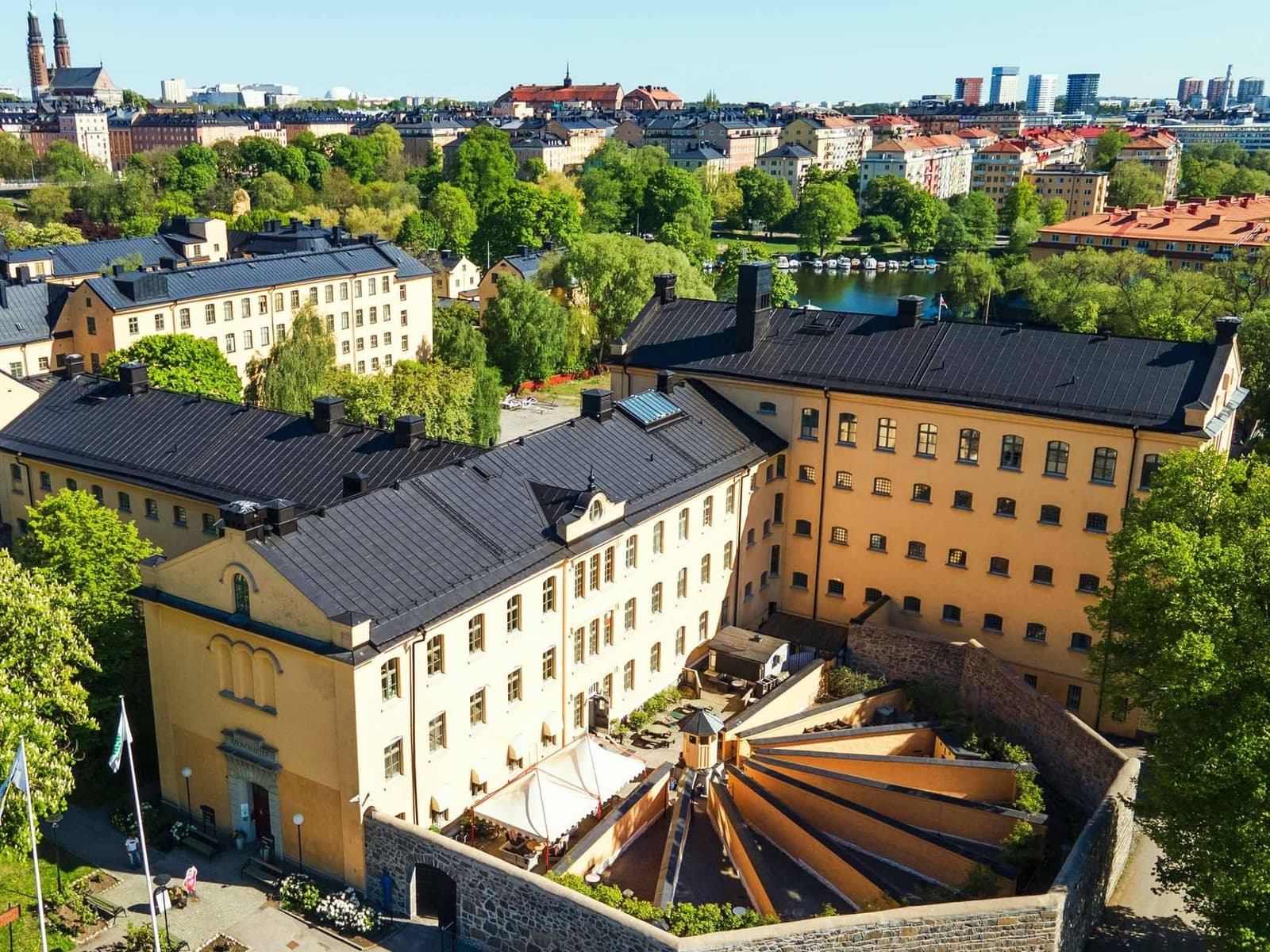 Bo på Långholmen: En unik upplevelse i anrika fängelseceller