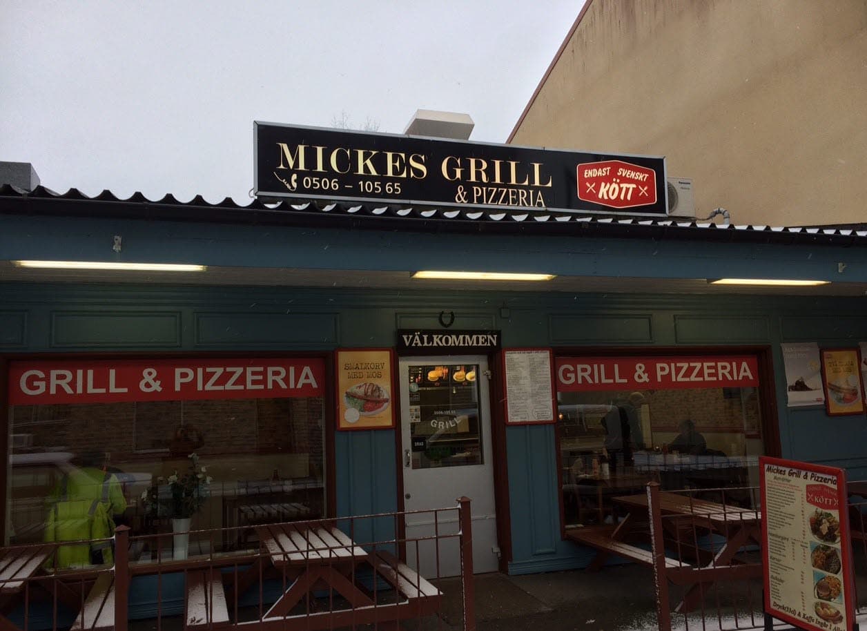 Mickes Grill: En kulinarisk paus vid Göta kanals idylliska strand i Töreboda