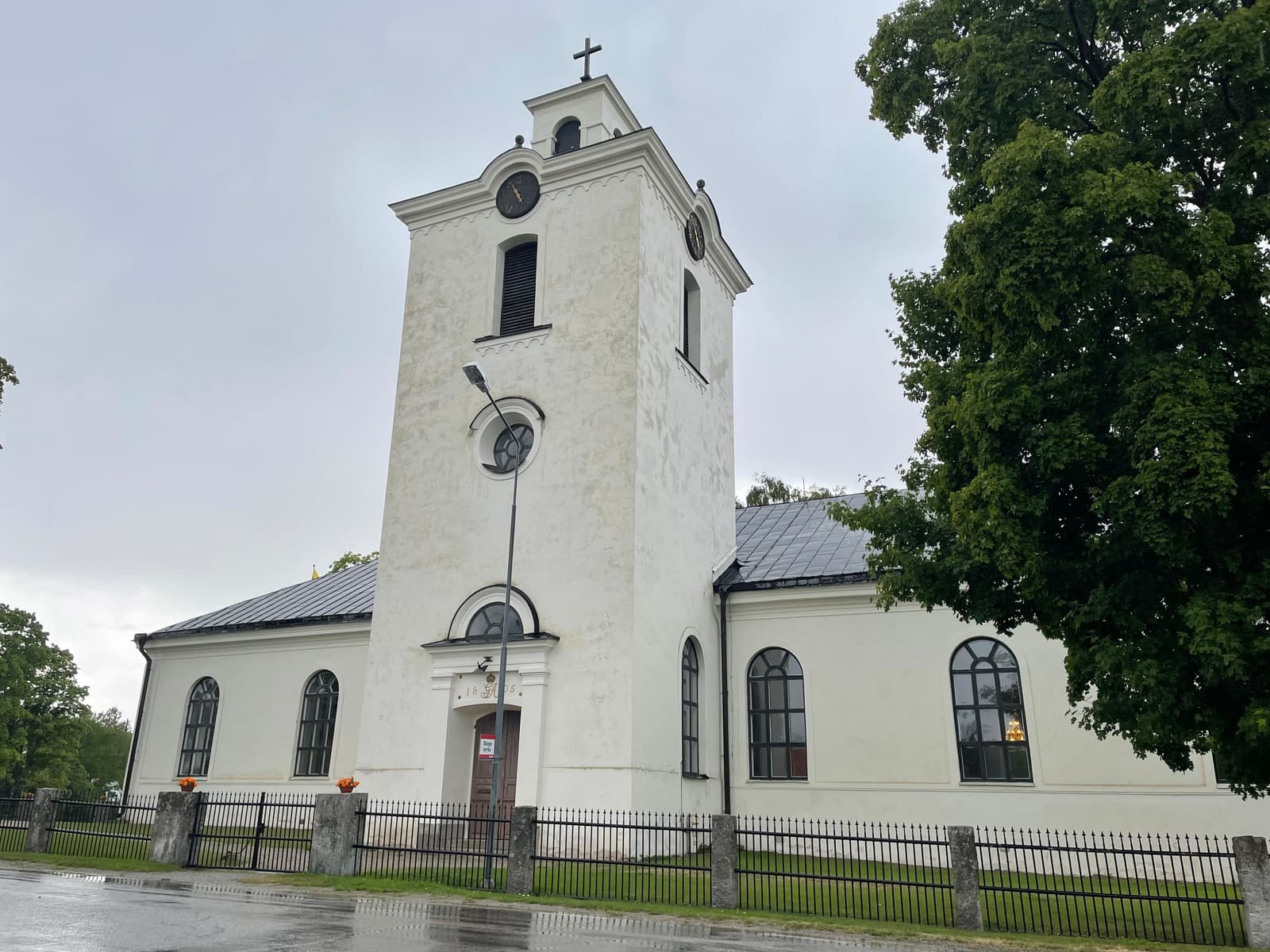 Skogs Kyrka – En Historisk Tillflyktsort i Grönskan