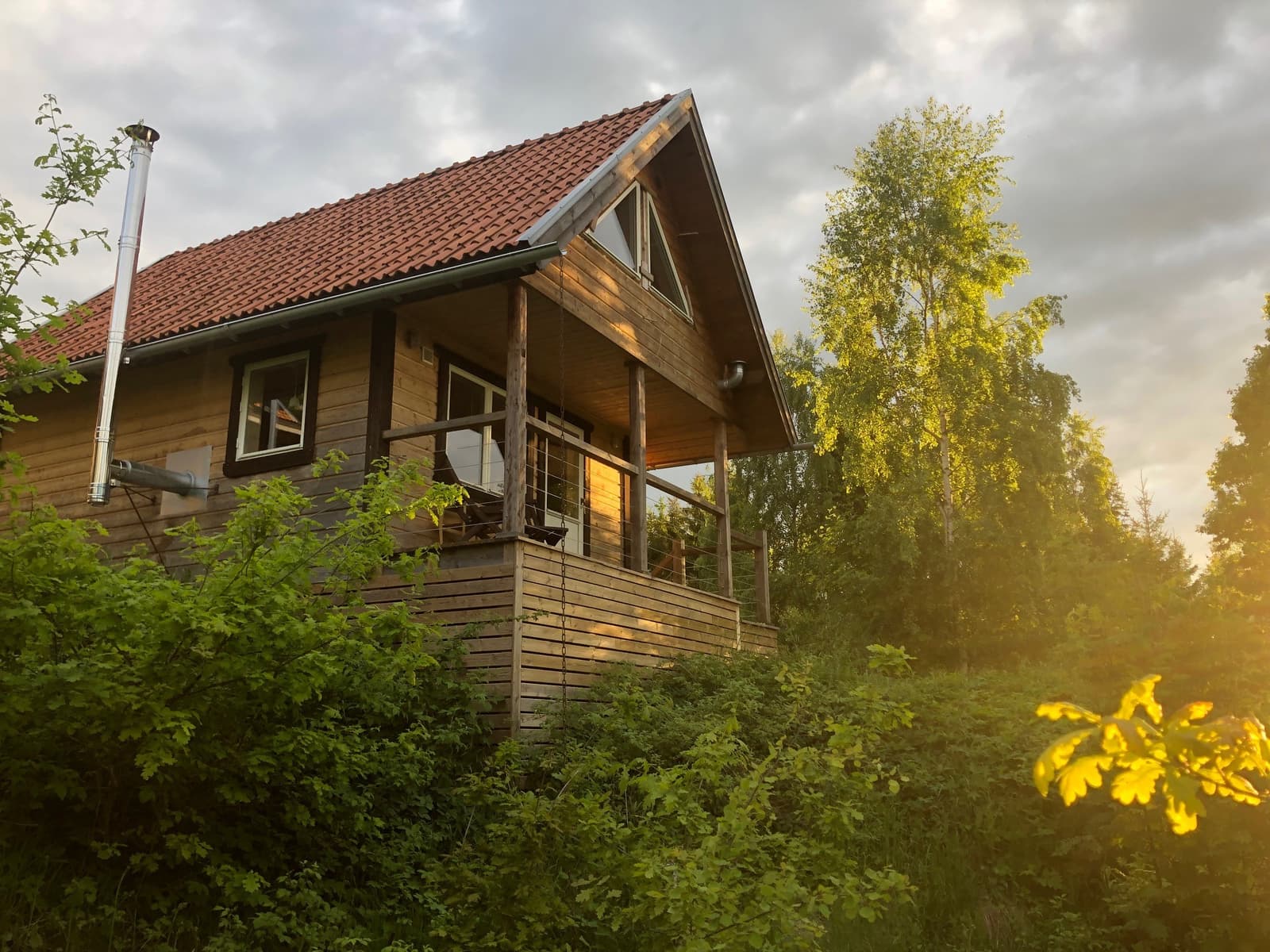 Avkopplande tillflyktsort vid skogsbryn nära Hjo