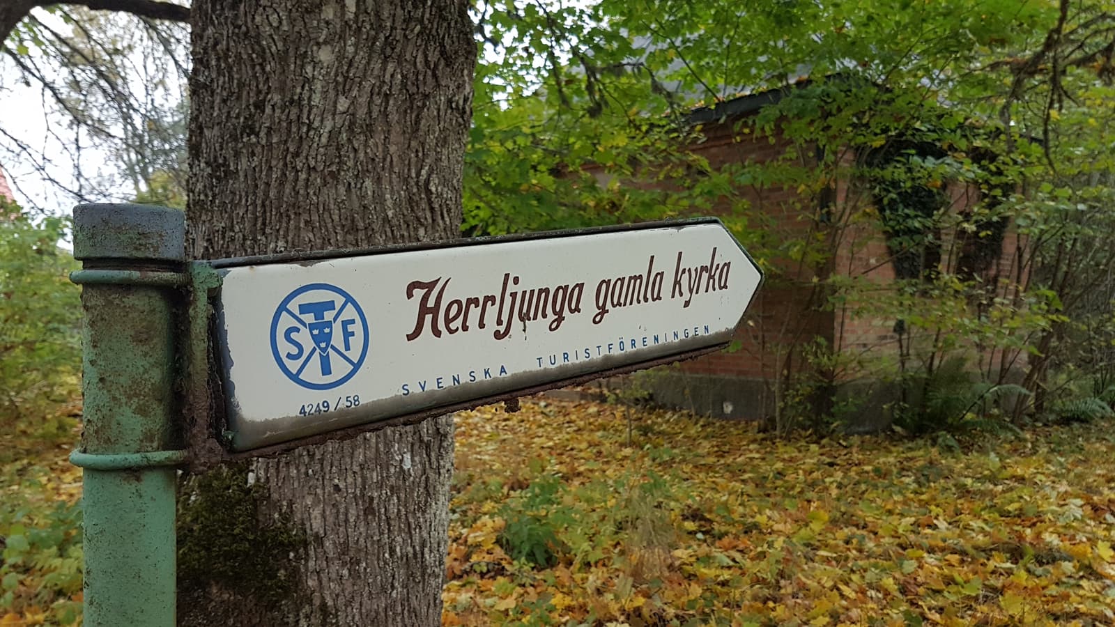 Herrljunga Kyrkoruin: En Historisk Vingslag vid Nossans Strand