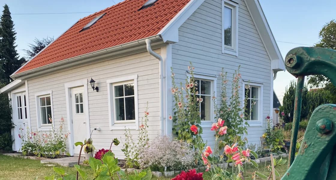Unik oas vid Vätterns strand, nära Hjo för avkoppling