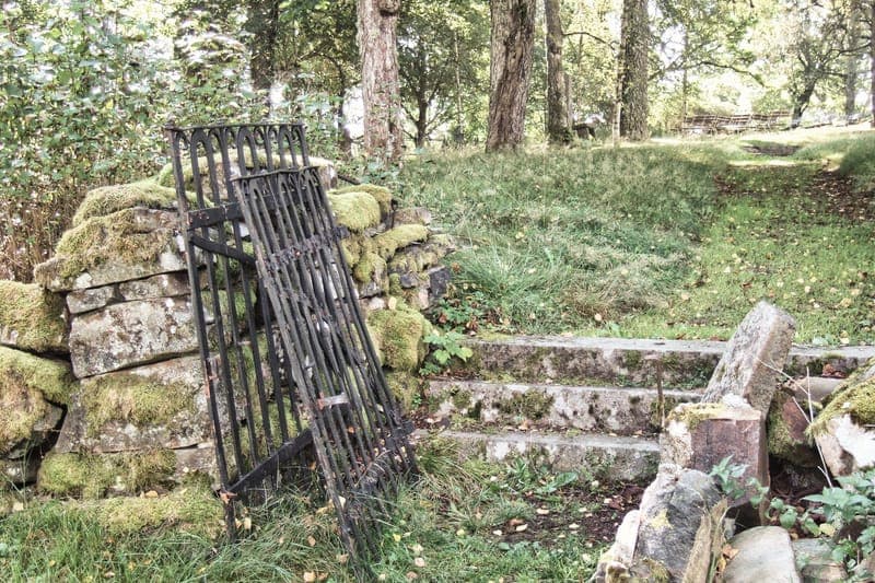 Silleruds gamla kyrkplats: Historisk ro vid sjön