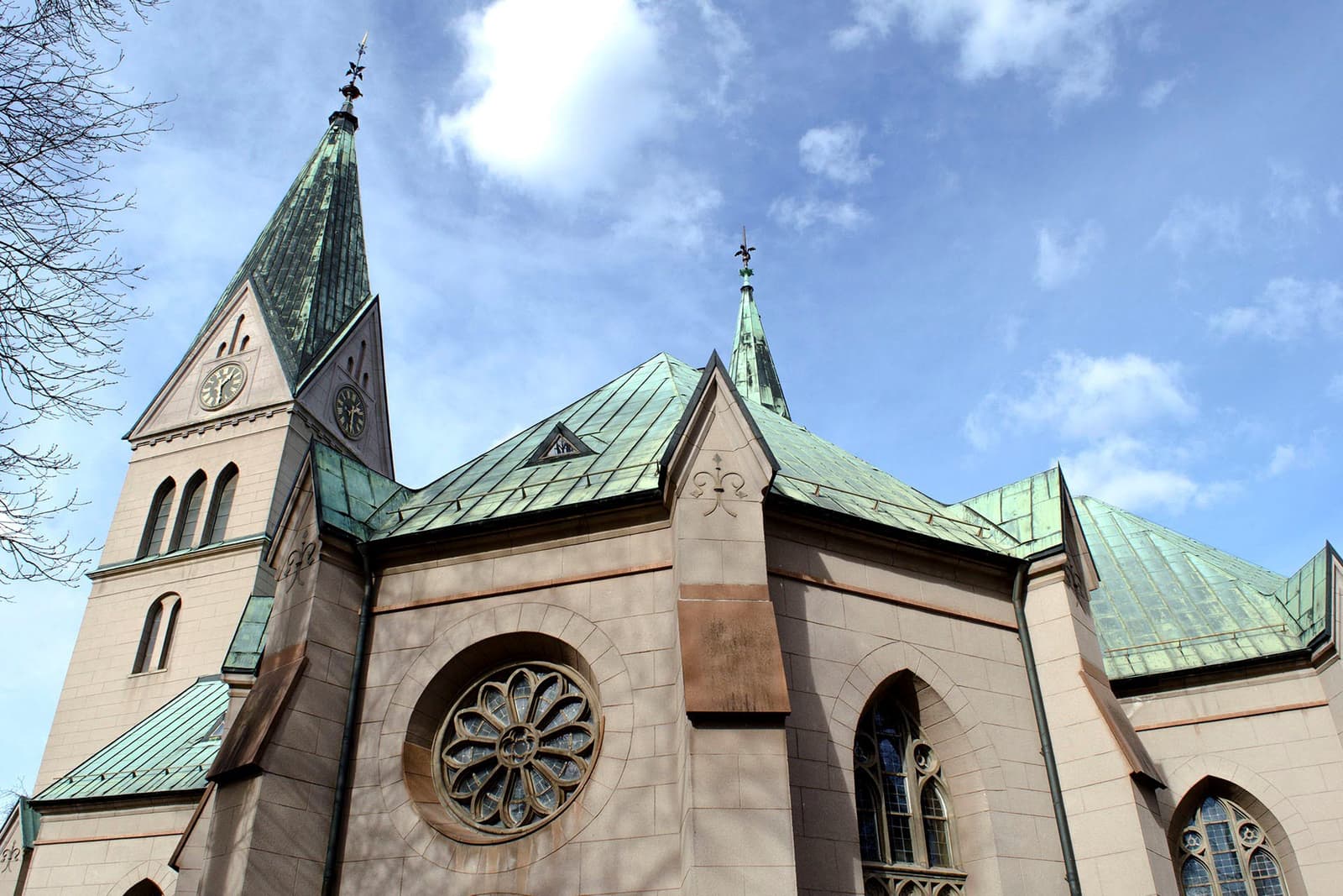 S:ta Helena kyrka: En Historisk Ankarplats i Skövde